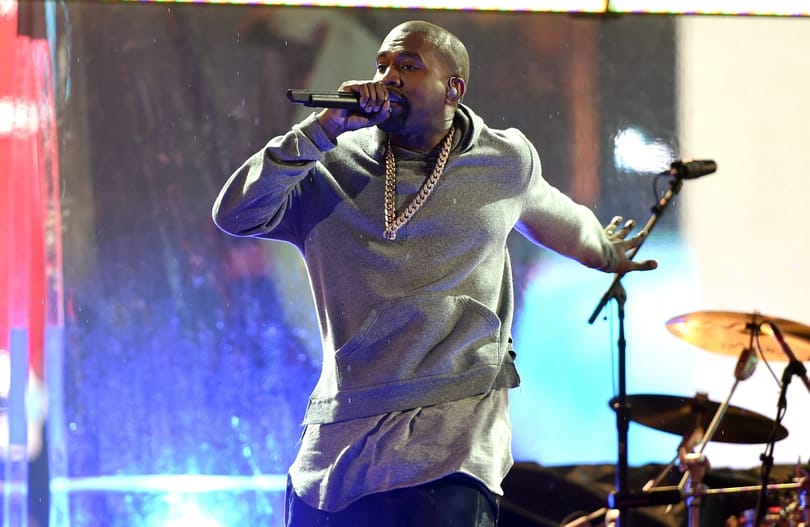Kanye West saját magával csókolozik – egy hatalmas falfestményen