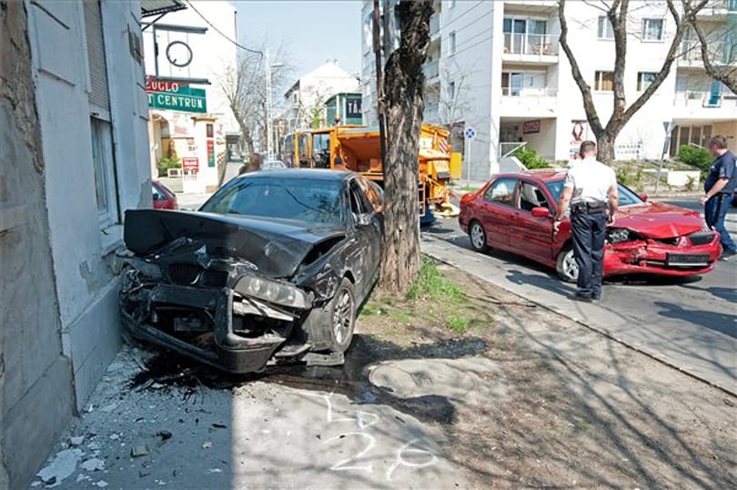 Fotó: házfalnak csapódott egy autó Zuglóban