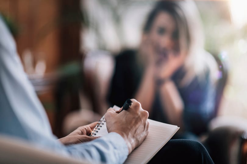 Mindenkinek kell egy tér, ahova lerakhatja az érzéseit – egy újabb HVG Könyv a traumákból kivezető útról