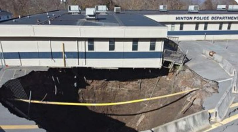 Óriási víznyelő nyílt megy egy amerikai rendőrség alatt