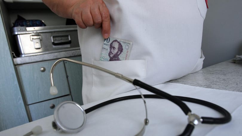 Pénzt kért betegeitől egy nőgyógyász, első fokon felfüggesztettet kapott