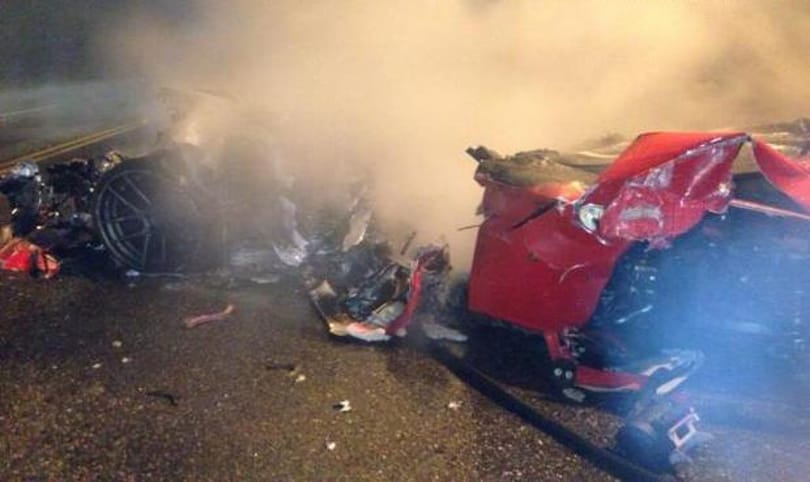 Kettészakadt és kigyulladt a Ferrari, megúszta a sofőr - fotók