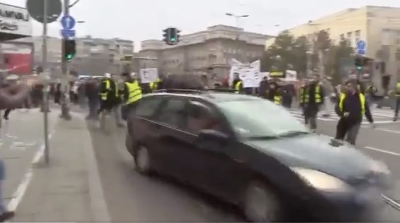 A kormány ellen tüntető diáktömegbe hajtott egy autó Belgrádban
