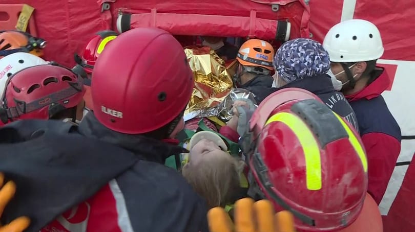 Élve mentettek ki a romok alól egy hároméves kislányt, 65 órával a törökországi földrengés után