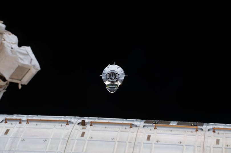 Itt élőben láthatja, ahogy a SpaceX Crew Dragon dokkol a Nemzetközi Űrállomáshoz