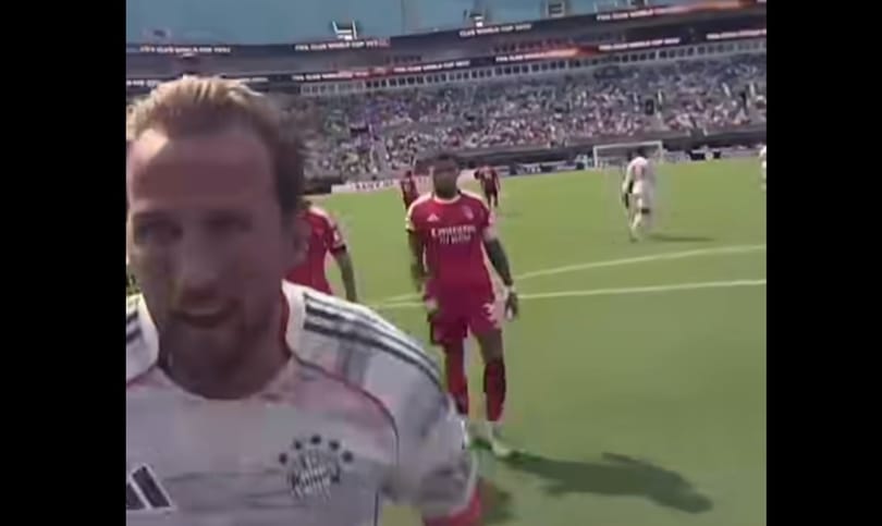 Ilyet se láttunk még: a bíró testkamerája rögzítette, hogyan esnek neki a Bayern reklamáló játékosai