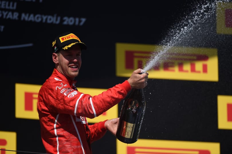 Elképesztő összegért marad a Ferrarinál Vettel