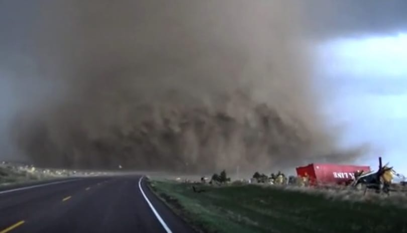 Egy jó videóért mindent: ezt az autóst majdnem elvitte egy tornádó