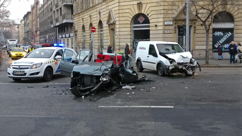 Két autó karambolozott súlyosan a IX. kerületben