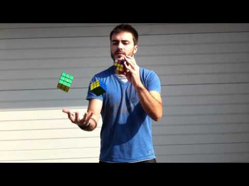 A zseniális Rubik-kockázó zsonglőrködve rakja ki - videó