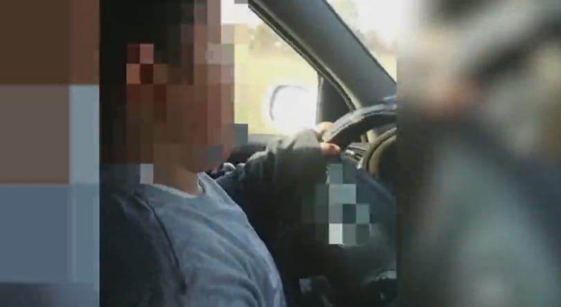 A neten élőzte, ahogy vezetni tanítja a 6 éves fiát, vádat emeltek ellene – videó