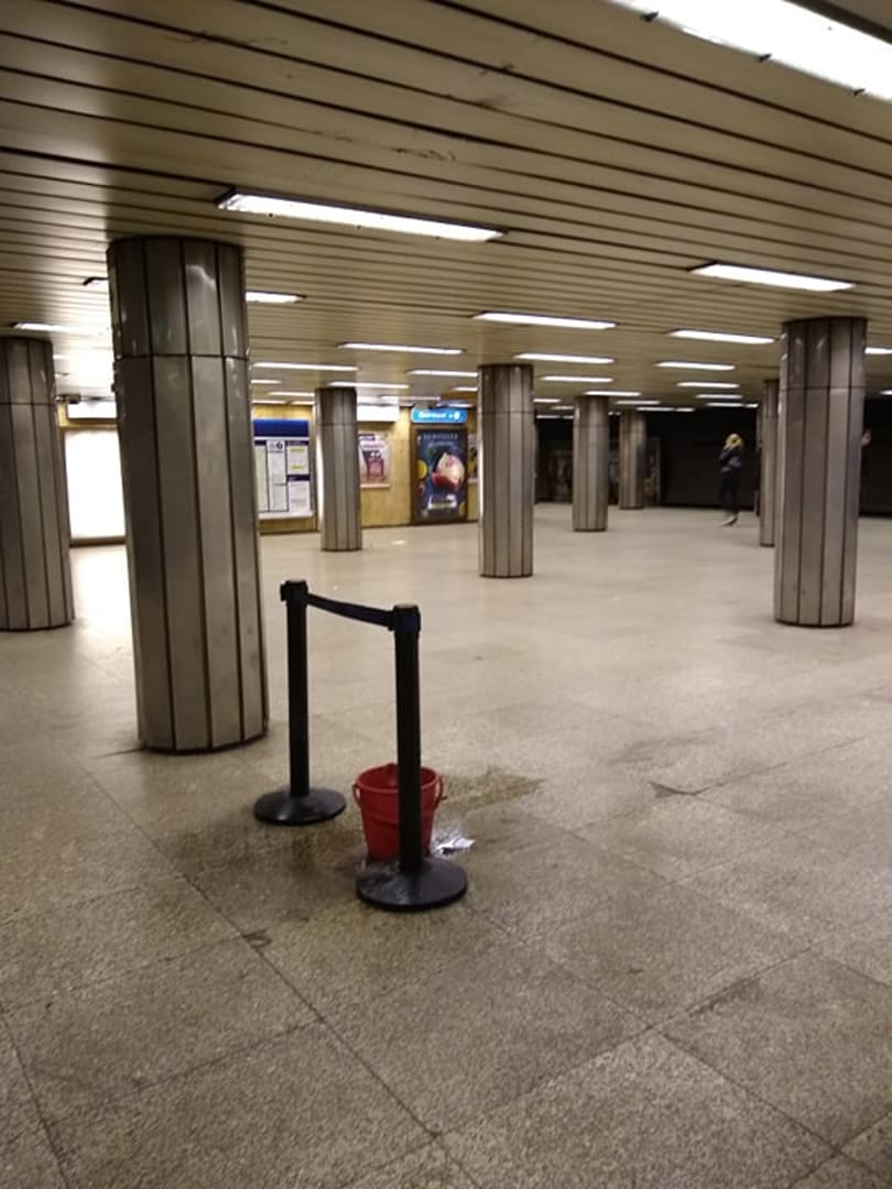 Vödörbe gyűjtötték a vizet a Klinikákon