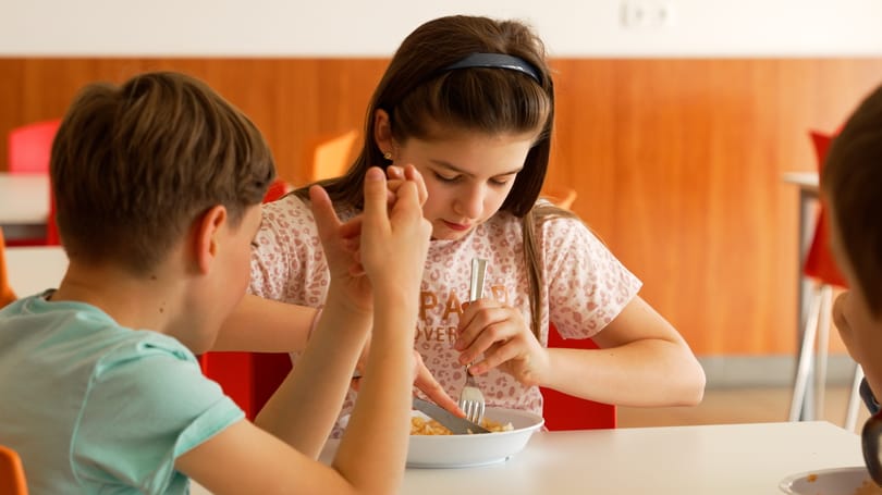 Hatalmas siker a sándorfalvi svédasztalos menza, ahol a gyerekek dönthetik el, miből mennyit kérnek