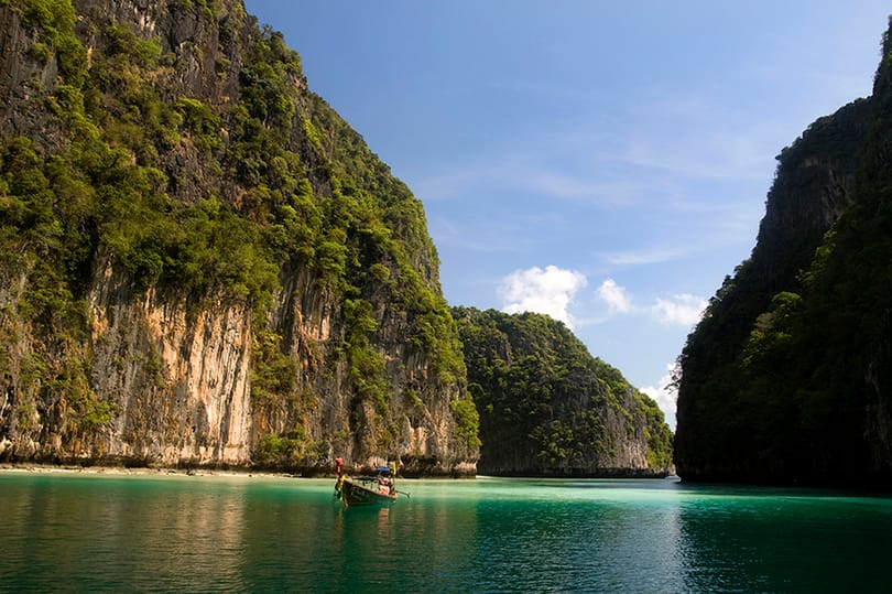 Felborult egy hajó, eltűnt turistákat keresnek a thaiföldi Phuket szigeténél