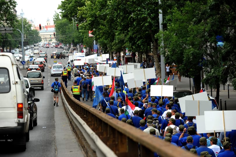 Ma mozdonyvezetők és buszsofőrök tüntetnek a Parlamentnél