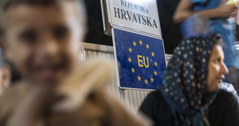 Hideg van: Minden éghetőt felgyújtanak a migránsok a szerb-horvát határon