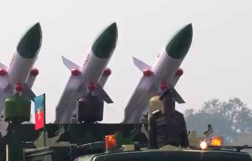 Motoron pörgő akrobatákkal, rakétákkal és tankokkal ünnepelt India