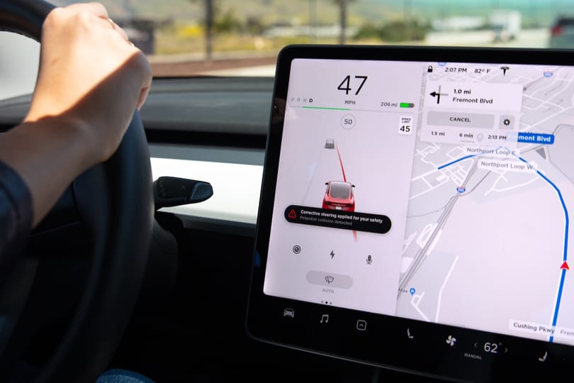 Még biztonságosabbak lesznek a Tesla autói, jött két érdekes funkció
