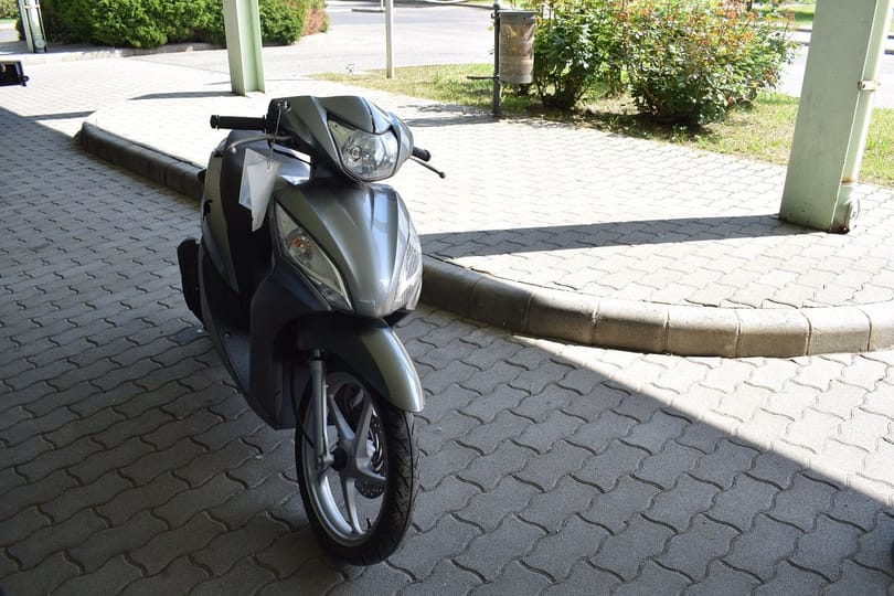 Megpróbálta átcsempészni a lopott svájci motort a határon, nem jött össze