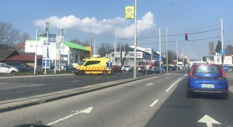 Karambol történt Csillaghegyen, torlódás van a 11-es úton