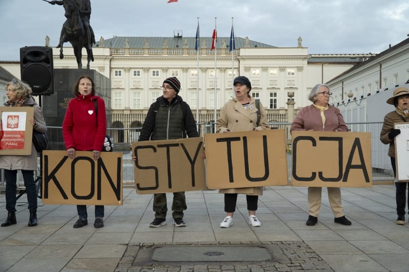 Die Zeit: Puccstól tart a győztes lengyel ellenzék