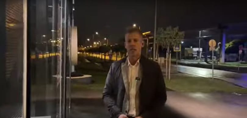 Magyar Péter már a délutáni tüntetése előtt elment a közmédiához, kiragasztotta pártja követeléseit