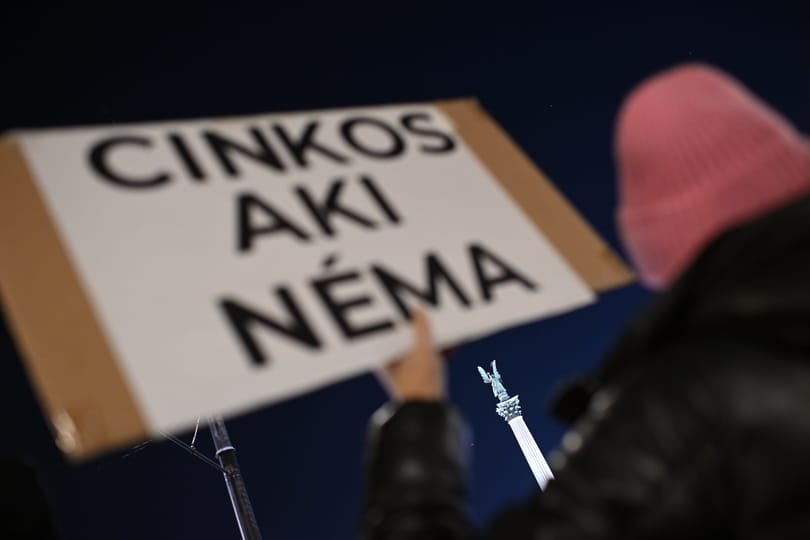 Gyermekvédelmi kerekasztalt hirdettek a pénteki tüntetésen megnevezett túlélők, a második körben a pártokat is várják