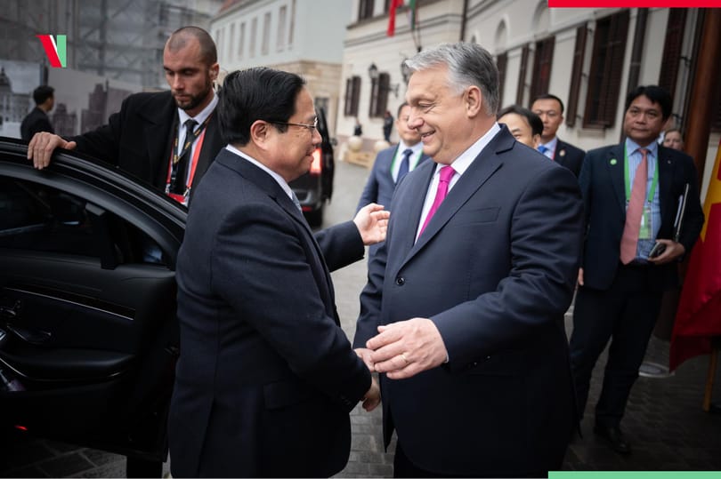 Kézen fogva sétált Budapesten Orbán Viktor és a vietnami miniszterelnök