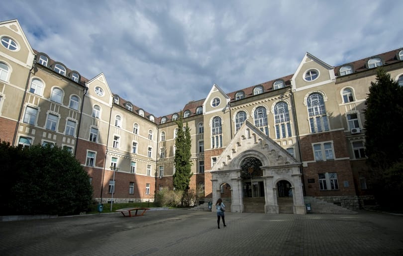 Hamis papírokkal pályázott doktori képzésre, vádat emeltek ellene