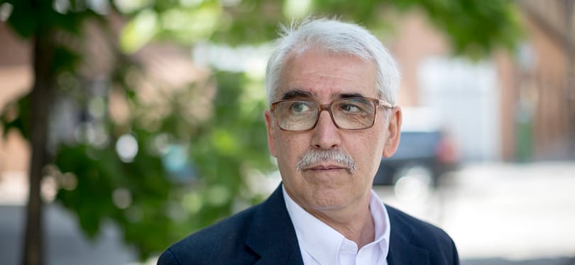 Józsefváros független jelöltjének le kell takarnia az őt támogató pártok logóit
