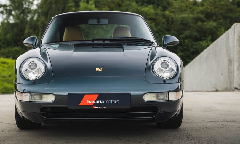 Új szintre emeli a sportos elegancia fogalmát ez a zöld-bézs Porsche 911
