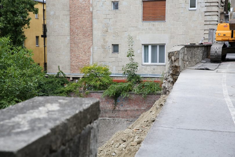 Veszélyhelyzet alakult ki a Logodi utcában a leomlott támfal miatt