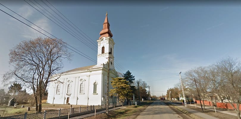 Kizuhant a templomtoronyból az órát igazító magyarbánhegyesi pap