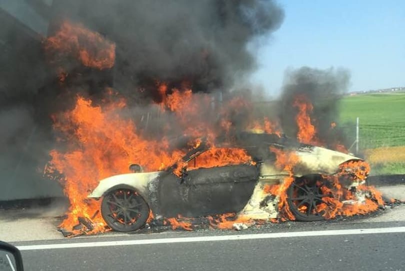 Teljesen kiégett egy Porsche az M1-esen – fotó