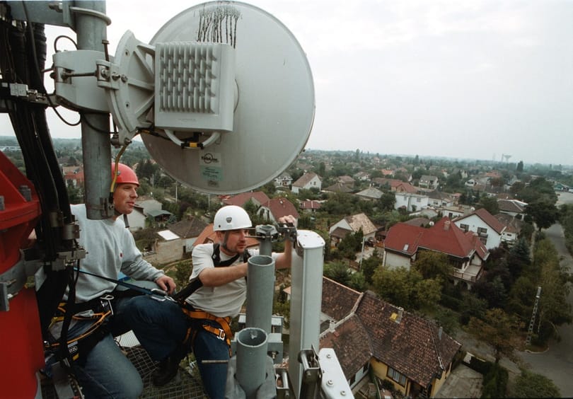 Milliárdokkal dönti a kormány a Telekom felé a pályát?
