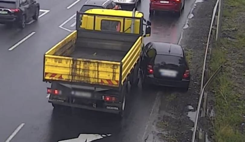 A holtterében volt, ezért nem vette észre, és métereken át vonszolta a Mercedest egy teherautó Budakalásznál