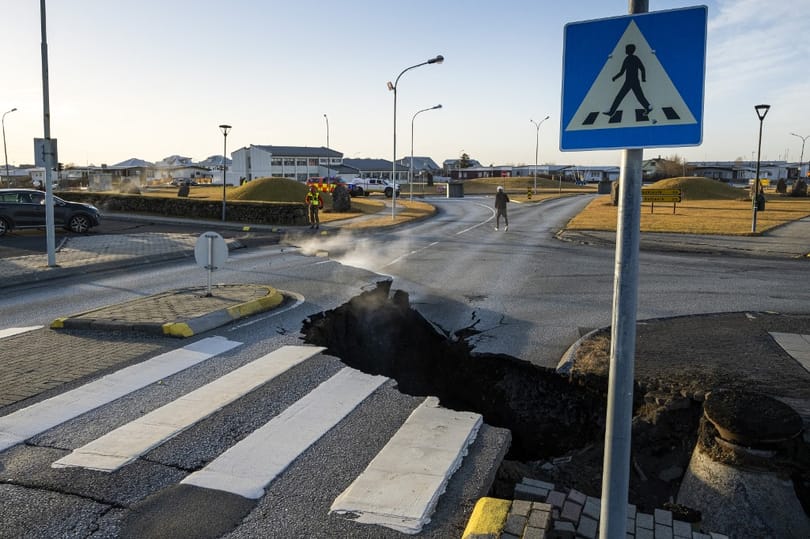 Belezuhant egy ember a hasadékba ott, ahol megnyílt a föld Izlandon