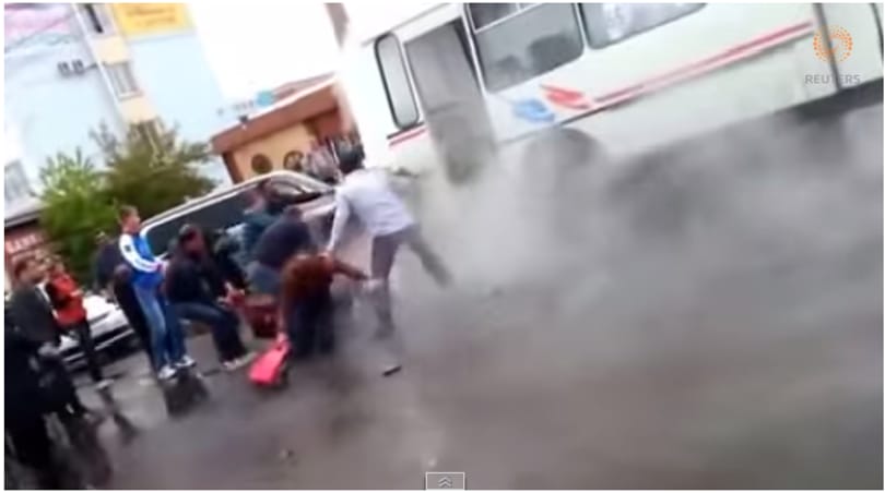 Pánik és sikoltozás – forró vízoszlopra hajtott utasaival az idióta buszsofőr (videó)