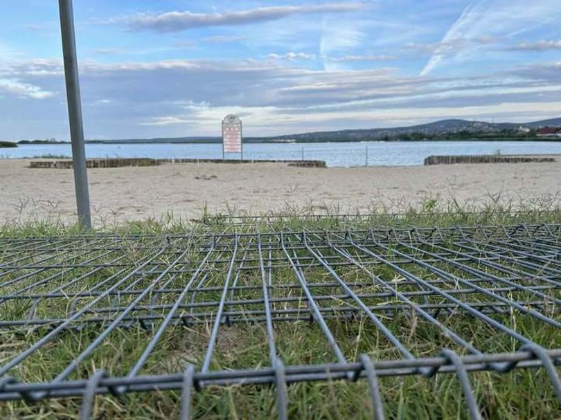 Elege lett az önkormányzatnak, lebontatta a Velence Korzóra engedély nélkül felhúzott kerítést