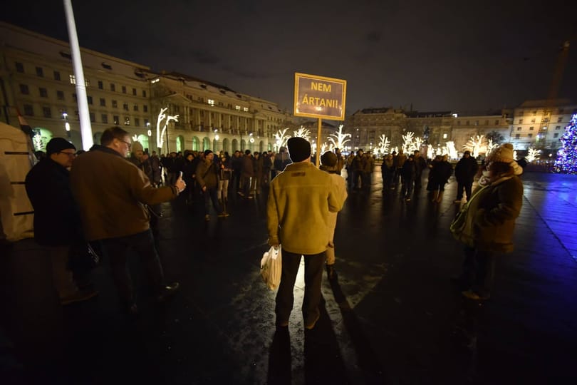 Mára is bepróbálkoztak egy tüntetéssel, de csak pár tucatnyian mentek el