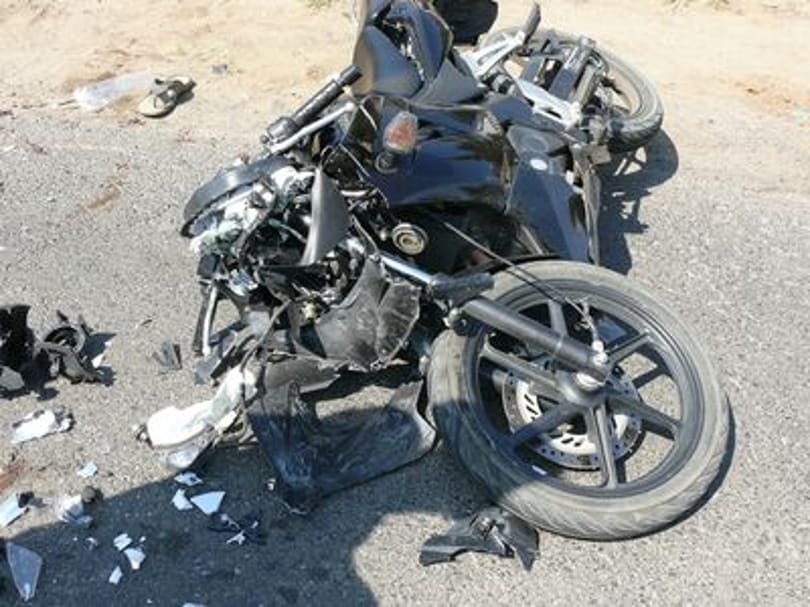 Beleszállt a Skodába a szabálytalan motoros – képek