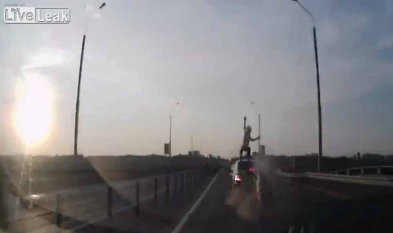 Így kell látványosan megúszni egy brutális motorbalesetet - videó