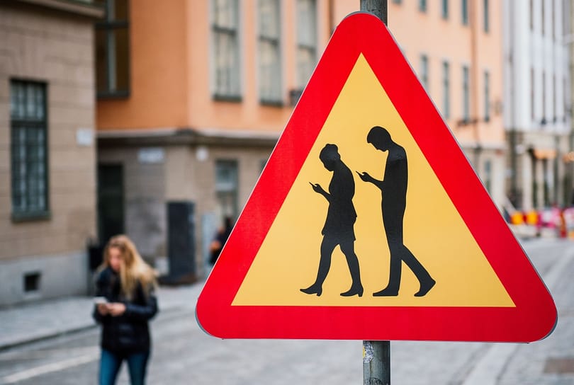 Lassan a lámpák zöld jelzését is a Facebookon nézzük