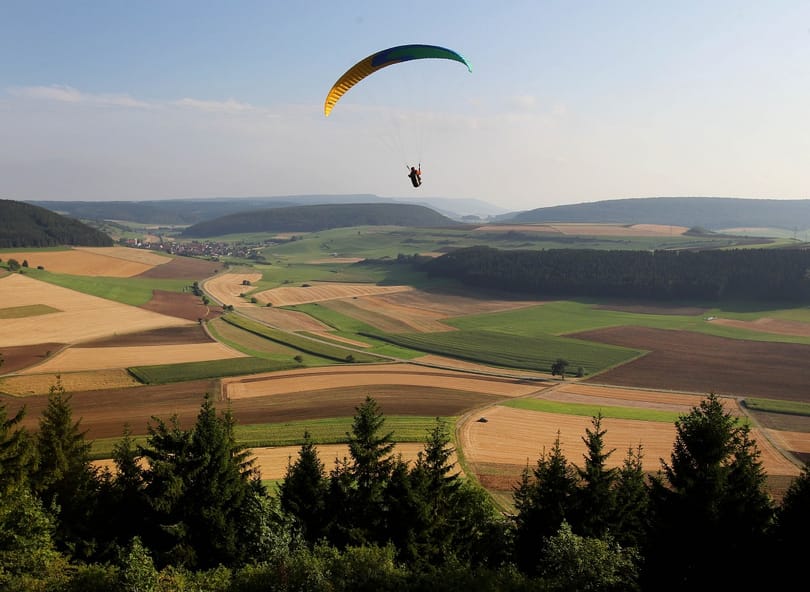 Lezuhant egy siklóernyős, mentőhelikopter vitte el