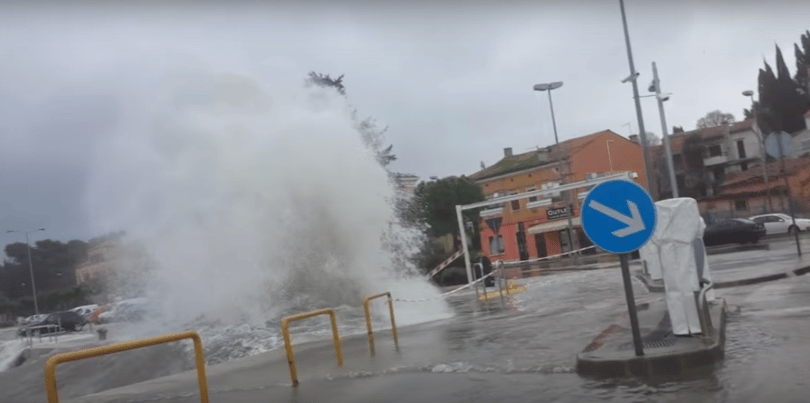Videó: Szóltak, hogy siessenek, mert viszi a víz a kocsikat