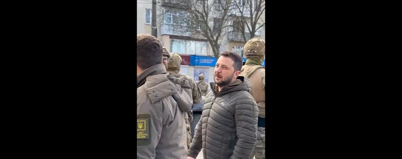 A felszabadított Herszonba látogatott Zelenszkij – videó