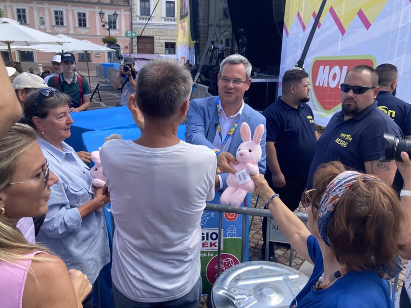 Kulja András helyett egy plüssnyúllal ült ki a pódiumra Takács Péter államtitkár az MCC Feszten
