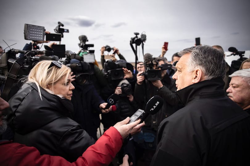 Orbán: A szabály az, hogy minden menekültet segíteni kell