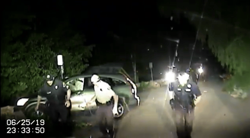 Videó: Klasszikus módszerrel szabadították ki az autóban rekedt a medvét az óvatos rendőrök
