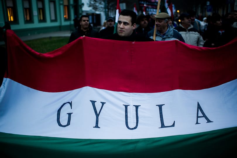 Két tüntetés Gyulán: petíciót kapott a Fidesz, Bayer jégkrémezett